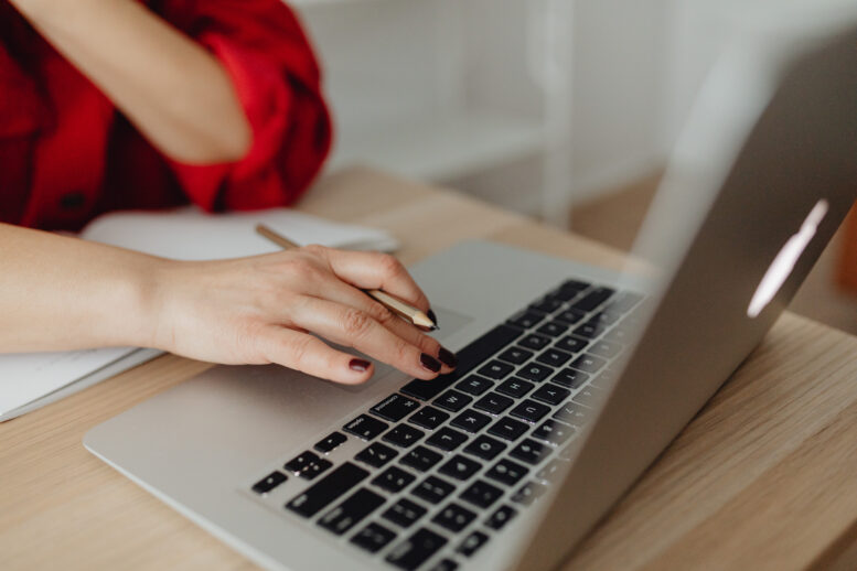 自宅でPCを使って仕事をする女性